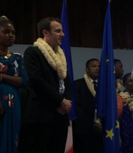 Emmanuel Macron sur la scène à Pamandi le dimanche 26 mars