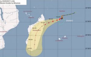 La prévision de trajectoire d'Enawo ce lundi