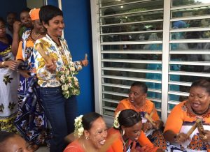 Le Mbiwi improvisé d'Ericka Bareigts devant le SIEAM à l'issue de la réunion avec les acteurs locaux