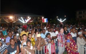 La foule sur la place de la mairie à Dzaoudzi