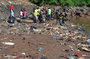 Les marsouins et les habitants de Koungou ensemble pour nettoyer la côte (Photos: BSMA)