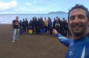 Pierre Frolla, 4 fois champion du monde d'apnée, assure une formation-découverte de la discipline pour une vingtaine de jeunes Mahorais