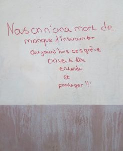 Écrit de collégien à la porte du collège : "Nous on en a marre de ce manque d'insécurité. On veut être entendu et protégé"