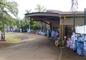 Les parents attendaient l'arrivée de la vice-recteur ce vendredi devant le collège de Mtsangamouji