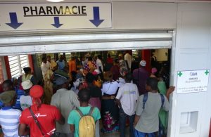 Les longues files d'attente à la pharmacie de Jacaranda