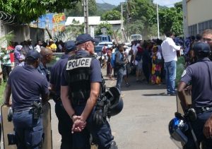 Manifestation pacifique encadrée par la police qui protégeait le tribunal