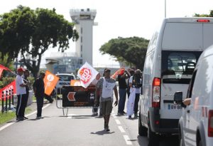 Barrage filtrant à l'aéroport de Saint Denis ce mercredi (Photo: JIR)