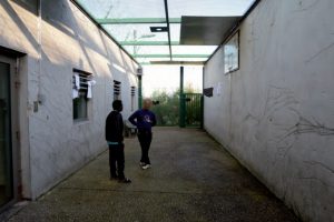 Une cour de promenade dans un CRA visité par la rapporteure (Photo: CGLPL)