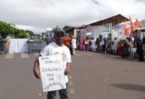 Balahache Ousseni au milieu de la rue bloquée à la circulation