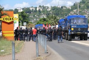 Encadrés par un cordon de policiers et gendarmes