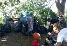 Nettoyage de la pointe Mahabou par le Secours Catholique, faute de services départementaux