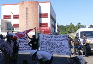 Présence de leurs collègues grévistes en soutien