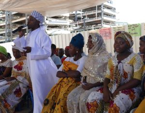 Mmadi Youssouf, l'instigateur de cette rencontre, au milieu des élèves