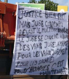 Les banderoles affichées devant le siège à Kawéni