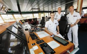 Sur la passerelle le capitaine de corvette Jérémy Montastier premier commandant du navire (Photo: JIR)