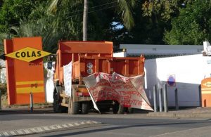 Le second camion posté devant l'entrée principale