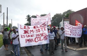 Le cortège s'ébranle sous la pluie