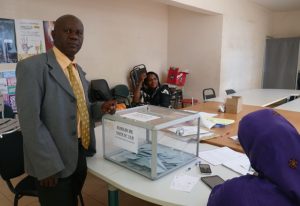 Le président du bureau de vote de Koungou Bibliothèque