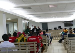 Le collectif de Chiconi a pu pénétrer peu à peu dans la salle d’audience, aux tee-shirts floqués "L'Etat absent"