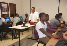 Neuf jeunes techniciens en informatique opérationnels