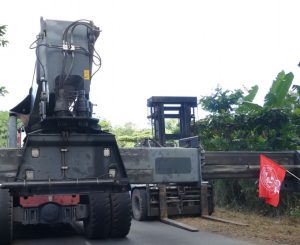 Le blocage de la route du port se poursuit