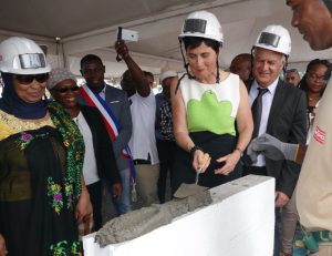 Pose de la première pierre du siège de Mayotte 1ère par Marie-Claire Dallet-Humm et Gérard-Christian Hoareau