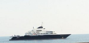 Le yacht de Paul Allen au large de La Réunion (Photo: JIR)