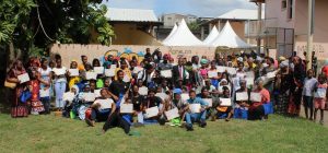 La photo de famille avec les diplômés de Bandraboua après les récompenses données par Wadzade Wa Mahorais