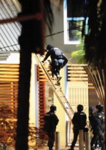 L'intervention du GIGN jeudi soir à Saint-Paul (Photo: JIR)