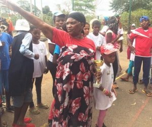 Une coupe pour la Coco après les 10km de marche