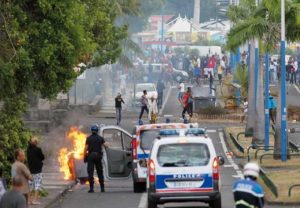 Des émeutes avant le repli des forces de l'ordre