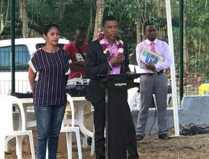 Le maire de Koungou, lors de l'inauguration de la mini STEP de Longoni. Le chantier du raccordement est lancé