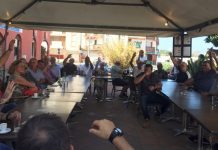 Une manif des patrons : des entrepreneurs de Mayotte bloquent le rond-point SFR