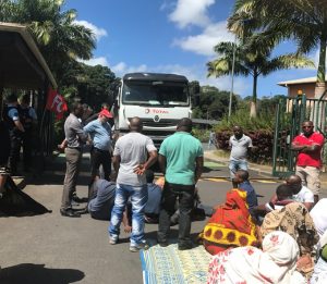 Un camion Total bloqué par les manifestants