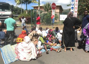 Un sit-in des grévstes sur le site de Longoni pour bloquer le fonctionnement du réseau