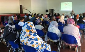 Les participants à la journée du Savoir attentifs durant la première conférence