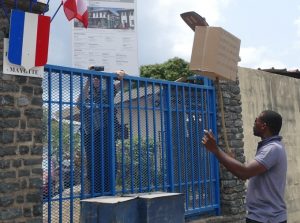 Pancarte contre caméra de gendarme à la oréfecture