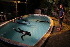 Initiation à l'apnée statique en piscine. Avant des mises en pratiques sur le lagon.