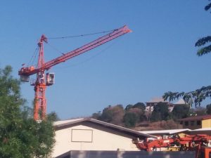 Le salarié est monté en haut de cette grue cet après-midi