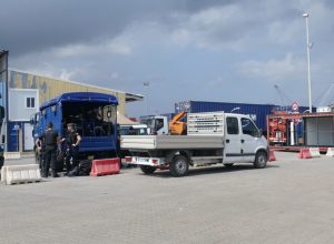 Les gendarmes mobiles postés au port de Longoni ce lundi matin