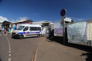 La police veille devant les grilles du CHM verrouillées.