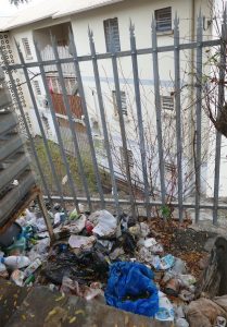 Les déchets derrière la Résidence Horizon