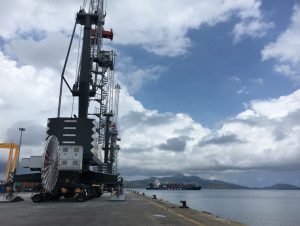 Une grue positionnée au bord du quai