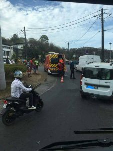 L'accident au niveau du rond-point de la barge (Photo Info-Routes Mayotte- droits réservés)