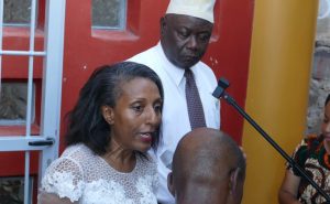 Fatima Ousseni et le maire Majani Mohamed