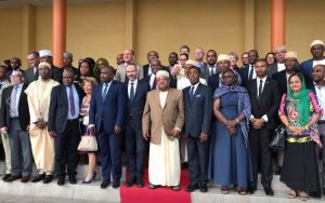 Les deux délégations Française et Comorienne, avec l'ambassadrice de France et le chef de délégation Mr Marechaux.