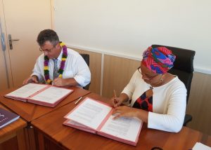 Signature du prêt AFD de 3 millions d'euros par la maire de Chirongui