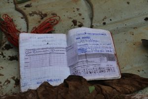 Un cahier de devoirs appartenant à une des victimes.