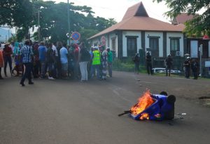 Des poubelles incendiées devant l'ARS