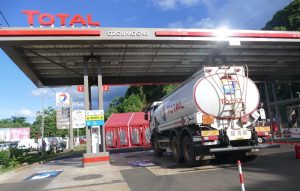 Les nouvelles couleurs taupe et rouge de la station de Dzoumogné